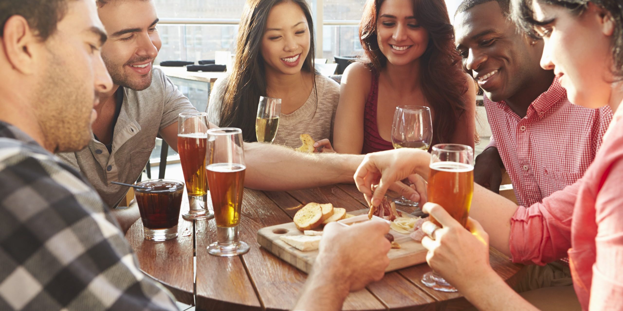 Group,Of,Friends,Enjoying,Drink,And,Snack,In,Rooftop,Bar